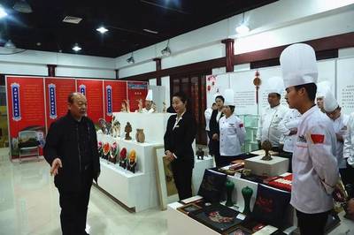 洛阳全聚德大酒店管理人员参观华夏喜庆文化博物馆，共探传统喜庆文化展览服务